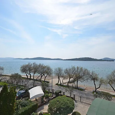 Zdenka アパート *